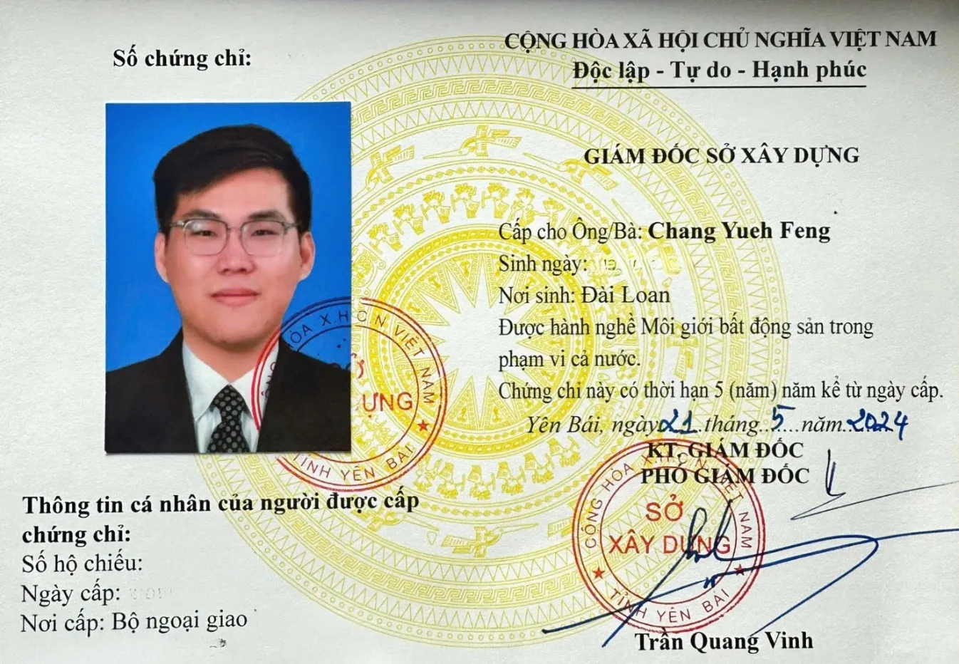 越富置產團隊持有的越南不動產專業資格文件