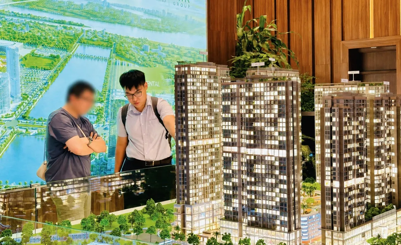 越富置產團隊於建案接待中心進行實地考察