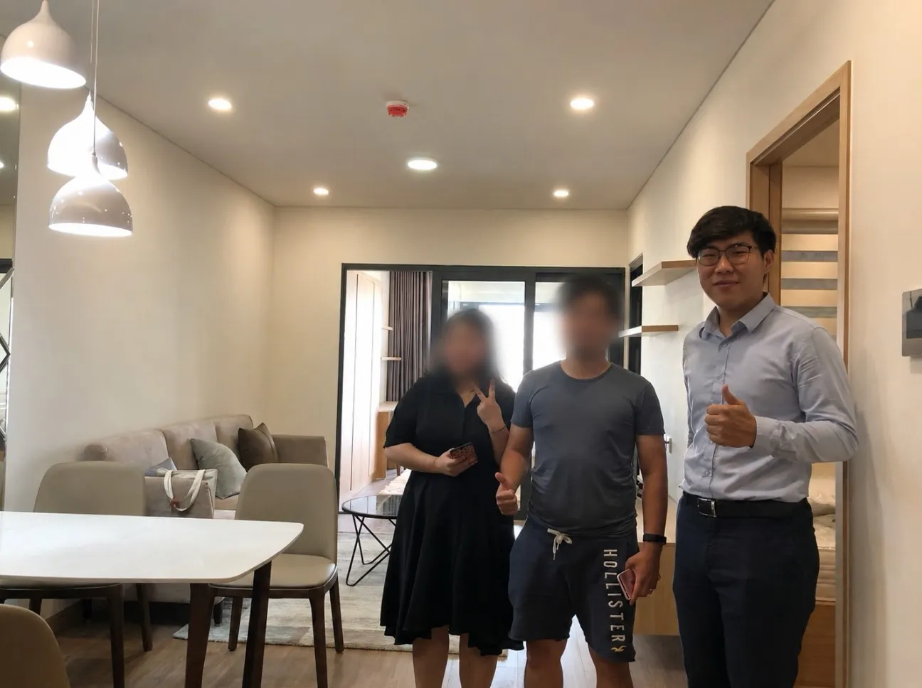 越富置產團隊於已裝潢完成的公寓室內與客戶合影