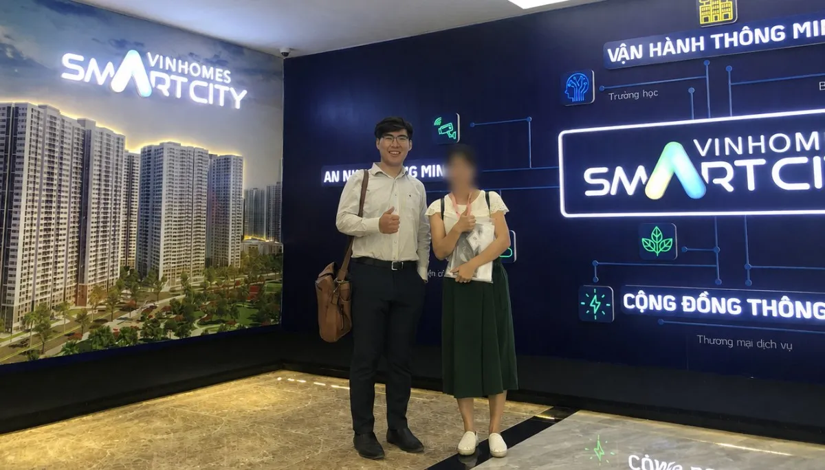 越富置產團隊於建案接待中心陪同客戶