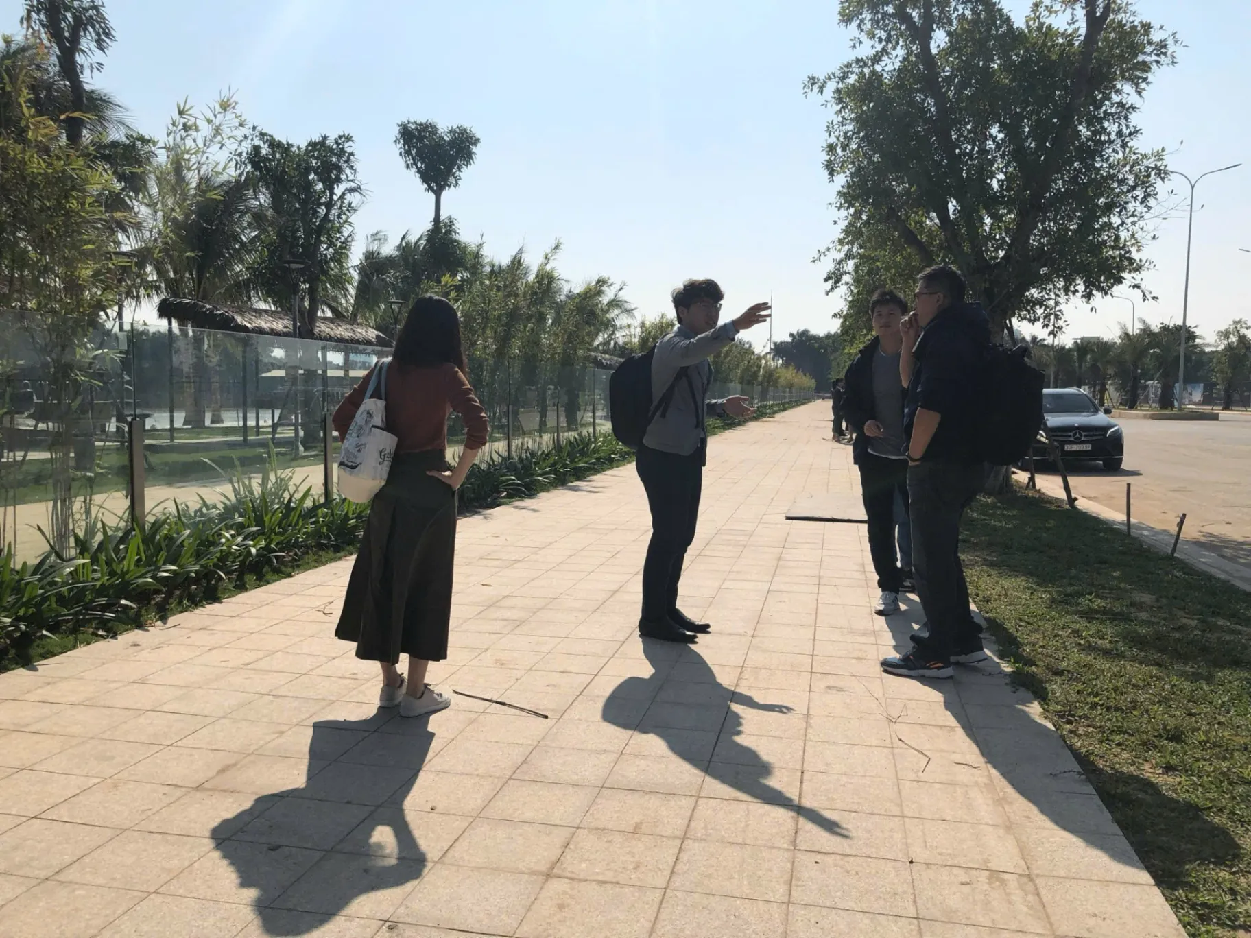 團隊人員在河內建案基地周邊道路向來訪者說明環境