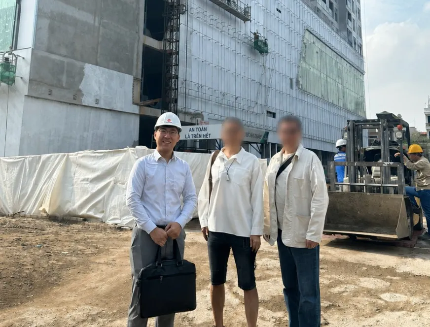越富置產團隊陪同客戶實地考察河內建案工地